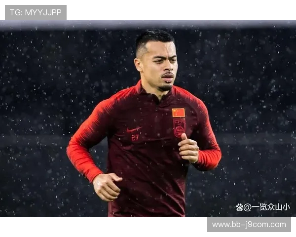 围绕足球服内穿秋衣之谜全面探寻相关球员真实身份背后的故事精彩